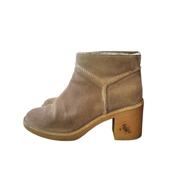 Ugg light brown suede heeled booties. Size 6 - Picture 5 of 12